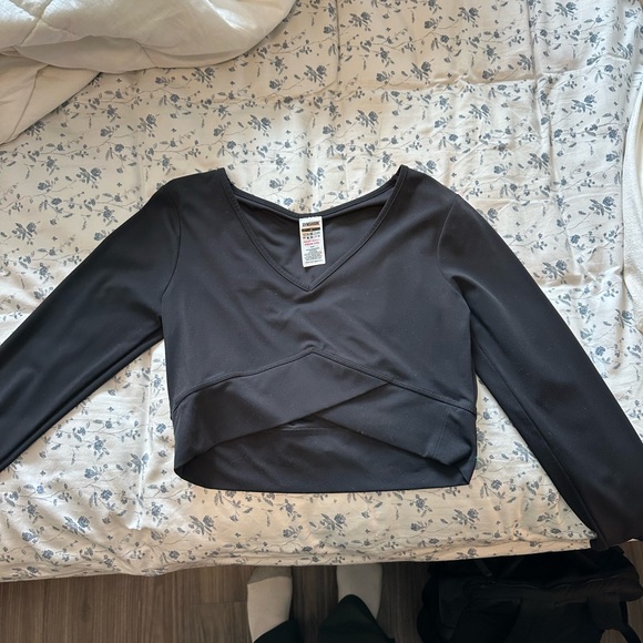 Gymshark black longsleeve crossover workout top! Size medium. Never worn - Picture 2 of 4